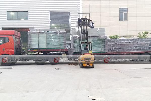 遼寧大連市甘井子區(qū)公交站臺(tái)候車亭第二批發(fā)貨