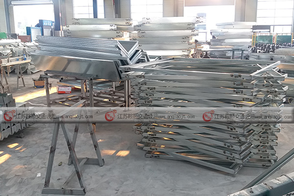 公交候車亭制作廠家哪個好？候車亭可以定制嗎？