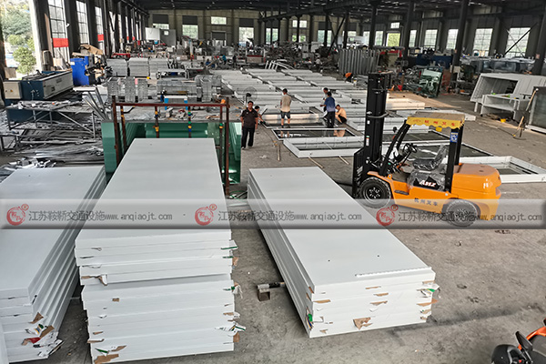 <strong>公交候車亭制作廠家哪個好？候車亭可以定制嗎？</strong>