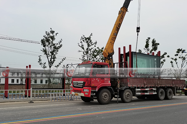 <strong>候車亭廠家的選擇需要注意什么？候車亭廠家的價格是多少？</strong>