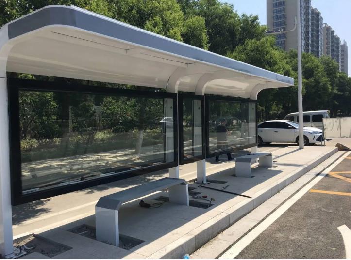 <strong>候車亭專業(yè)生產(chǎn)廠家有哪些好的材質(zhì)選擇？需要考慮哪些因素呢？</strong>