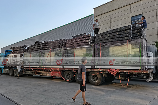 <strong>公交候車(chē)亭商機(jī)怎么樣？怎么選購(gòu)公交候車(chē)亭？</strong>