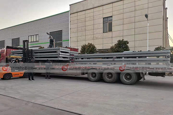 <strong>公交候車亭設(shè)計(jì)效果圖怎么選擇？公交候車亭可以在廠家定做嗎？</strong>