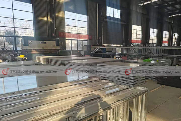 <strong>公交候車亭創(chuàng)意設(shè)計(jì)優(yōu)勢(shì)體現(xiàn)在哪些方面？怎么購(gòu)買能保障質(zhì)量？</strong>