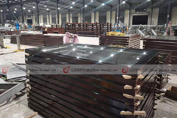 <strong>公交車候車亭材質(zhì)一般會(huì)選擇哪些種類？都有哪些特點(diǎn)？</strong>