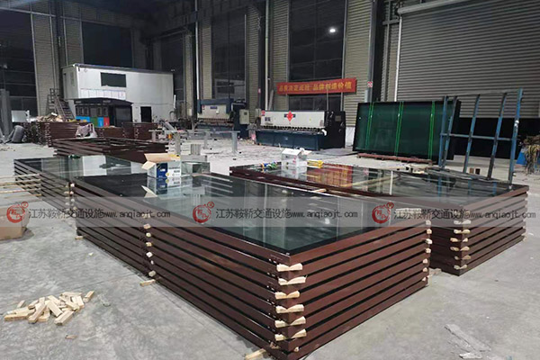 <strong>如何讓公交站臺(tái)具有更多的功能性？有哪些好的設(shè)計(jì)？</strong>