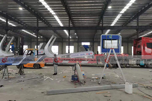 <strong>公交車站臺在設(shè)計時要考慮哪些因素？</strong>