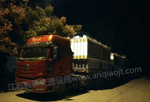 山西呂梁公交候車亭深夜發(fā)貨